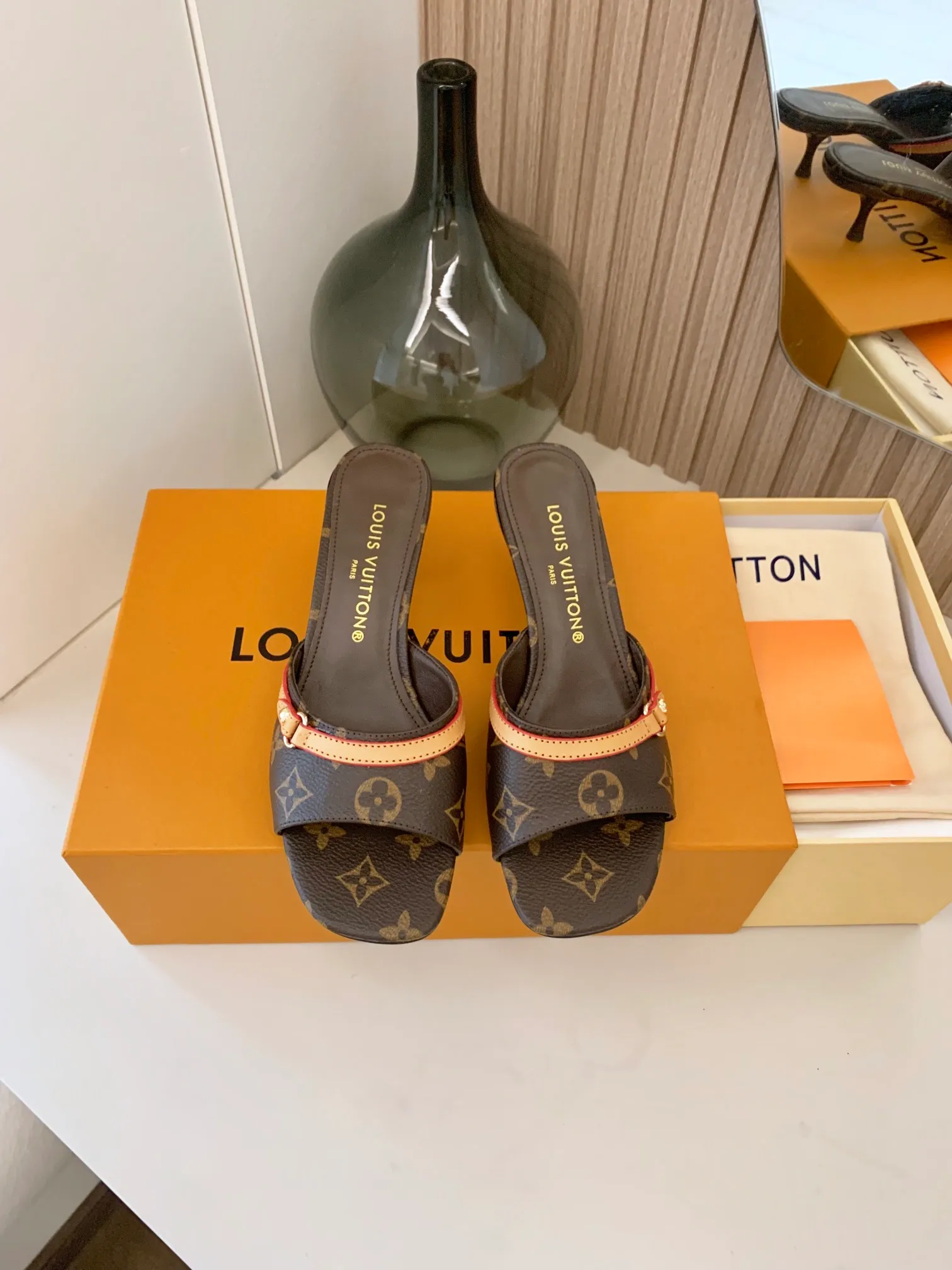 👟👟Ex-factory price 440👟👟 LV ss24 new arrival～Spring and summer single cat heels. The brown leather with tannin color is so brilliant! The perfect kitten heel, which is just right, is high-end, classic, sexy and comfortable, and it has full marks for summer shoes 💯 It is a must-have item to match! Material: Denim➕Cow leather Lining: Full sheepskin for foot pads Outsole: Genuine leather outsole Shoe size: 34-40